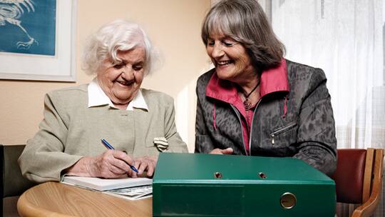 Profis helfen beim Papierkram