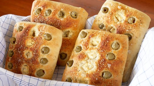 Biss auf Olivenstein