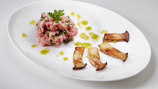 Kalbstatar mit Wasabi-Öl