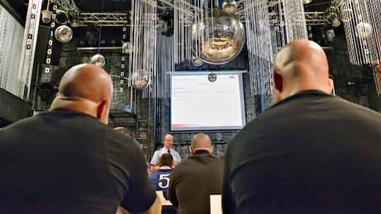 Harte Jungs im Benimmkurs