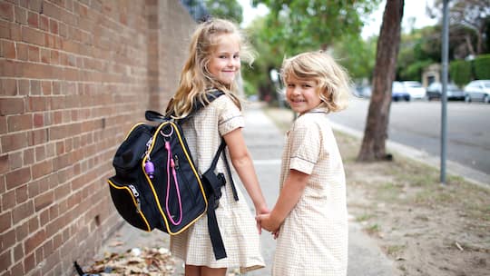 Kinder auf dem Schulweg