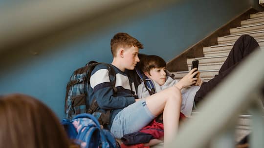 Smartphone-Nutzung: Immer mehr Schulen setzen auf Verbote.