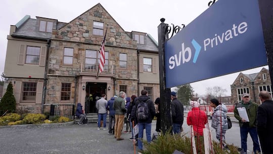 Kunden stehen Schlange vor einer Silicon Valley Bank
