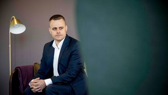 Alexander Schuchter sitzt auf einem Sessel. Er ist Firmen-Forensiker an der HSG in St.Gallen