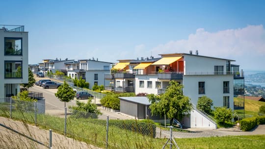 Wohnquartier in Schindellegi SZ - Wer ein Haus im Wert von acht Millionen erbt, muss plötzlich 150'000 Franken bar auf den Tisch legen. Steuerexpertinnen warnen vor dem Plan, der Hausbesitzer in die Enge treibt