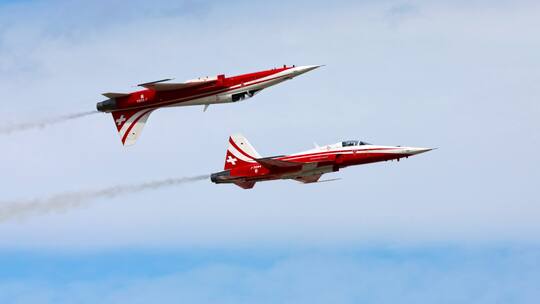 Zwei Tiger der Patrouille Suisse kreuzen sich (Symbolbild)