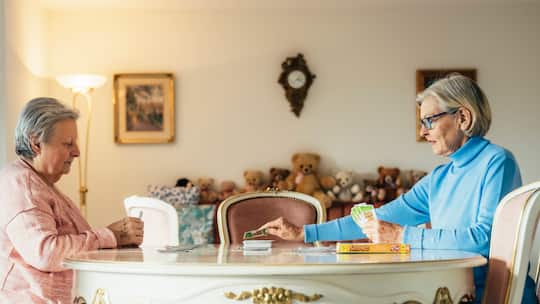 Freiwilligenarbeit im Rentenalter: Frau Glanzmann (L), Hildegard Knöpfel-Dissler (R) beim Skipo spielen.