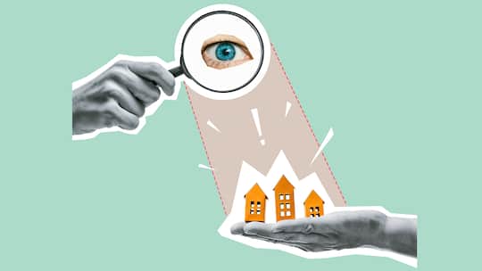 Illustration eines Haus, das von einem Auge unter die Lupe genommen wird. Die Schlichtungsbehörden im Kanton Zürich haben entschieden, wie viel die Mieten pauschal steigen dürfen - zumindest in Bezug auf die allgemeinen Kostensteigerungen.