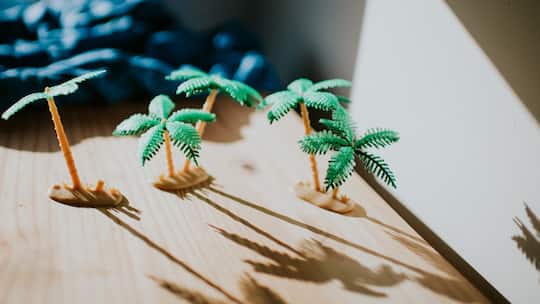 Plastikpalmen verkörpern Ferien symbolisch