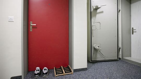 Türe eines Luftschutzkellers neben einer Wohnungstür