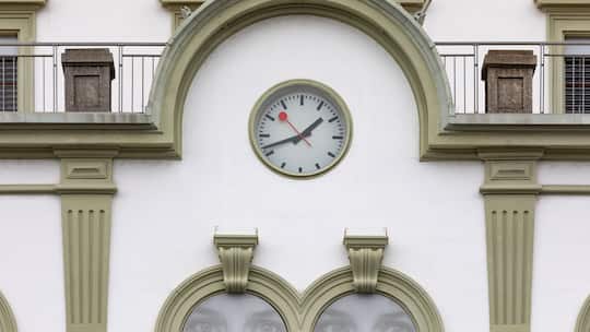 Die grosse Uhr am Bahnhofgebäude in Brig geht immer ein bisschen vor.