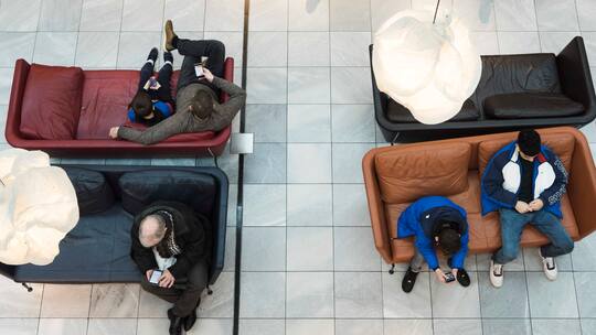 Kunden und Besucher sitzen auf Sofas im Begegnungsbereich, im Einkaufszentrum Glattzentrum in Wallisellen, Kanton Zürich, aufgenommen am 26. Februar 2020. (KEYSTONE/Goran Basic)