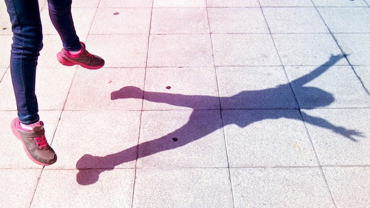 Schatten eines Kindes, das den Hampelmann macht - Erziehung ändert sich von Generation zu Generation. Das ist gut so. Aber nicht nur. Denn es gibt wichtige Fähigkeiten, die Kinder heutzutage nicht mehr automatisch erlernen