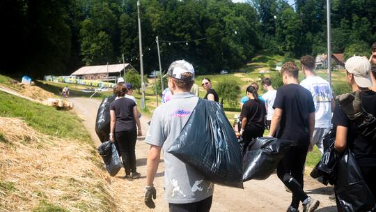Schüler helfen mit beim Saubermachen des Festivalgeländes nach dem Open Air St. Gallen 2022
