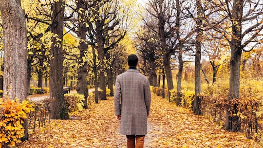 Ein Mann von hinten im Herbstwald: Joseph bereitet sich aufs Ende vor