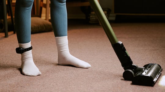 Füsse einer Person in Socken mit Fussfessel - Nach dem Kauf einer Eigentumswohnung geriet eine Frau ins Visier der Justiz – und musste 20 Monate eine elektronische Fussfessel tragen. Nun zieht das Bundesgericht einen Schlussstrich