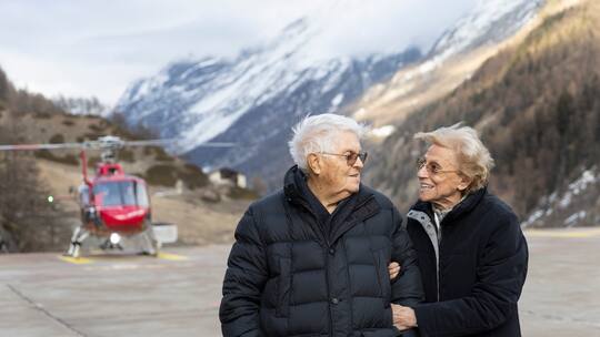 Beat Perren, links, Apotheker und Gruender der Air Zermatt, posiert fuer ein Portrait mit seiner Frau Luisa Perren, rechts, auf dem Heliport, in Zermatt, Wallis, am Dienstag, 3. Januar 2023.