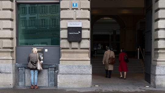 Die Marke CS dürfte durch die Integration in die UBS bald verschwinden: Eine Frau bezieht Geld an einem Bankomat der Credit Suisse.