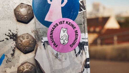 Sticker mit Aufschrift: Frauenhass ist keine Meinung