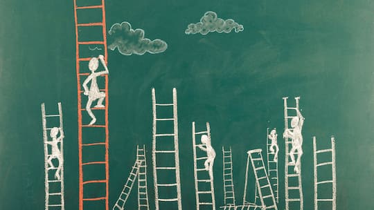 Bei der Stadt Zürich müssen sich die Angestellten im Normalfall stufenweise an der Salärskala hochangeln..