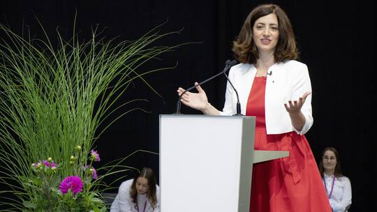 Ylfete Fanaj hält eine Rede.