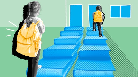 Ein Junge und ein Mädchen laufen eine Treppe aus Büchern hinauf. So gelingt der Schulanfang.