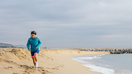 Frau rennt am Strand. Eine Reise ist eine gelungene Auszeit – nicht nur vom (Berufs-)Alltag, sondern auch von unserem Fitnessregime. Glaubt ihr nicht? Wir verraten euch 3 Gründe, die für einen Fitness-Break sprechen.