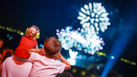 Kinder schützen ihre Ohren vor der Feuerwerks-Knallerei.