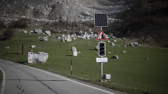 Blick auf den "Brienzer Rutsch" und eine Ampel, aufgenommen am Dienstag, 4. April 2023, in Brienz-Brinzauls. Ein Teil des Berges bewegt sich immer schneller, wie die Gemeinde mitteilte. Ein Bergsturz koennte sich ab dem Fruehsommer ereignen. Ein derartiges Ereignis soll sich aber ueber Wochen ankuendigen, derzeit bestehe keine Gefahr. Die Dorfbewohner werden kommende Woche ueber moegliche Szenarien informiert.
