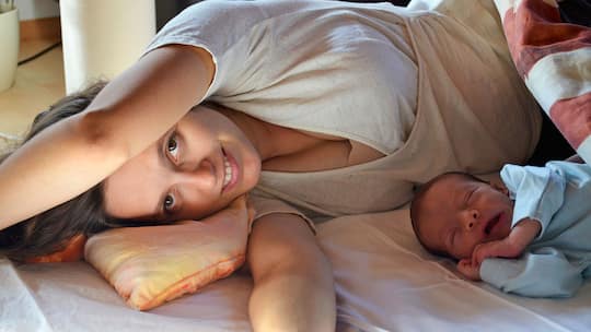 Jennifer Lütold mit ihrem ersten Sohn, den sie zu Hause in einem Pool geboren hat.