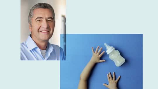 BildmontageRoger Stephan, Prof. Dr. med. vet.Direktor Institut für Lebensmittelsicherheit und -hygiene Univeristät ZürichEin Kleinkind greift nach einer Milchflasche, Schoppen, auf blauem Hintergrund.
