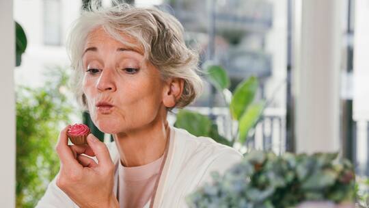 Eine Frau isst eine Praline