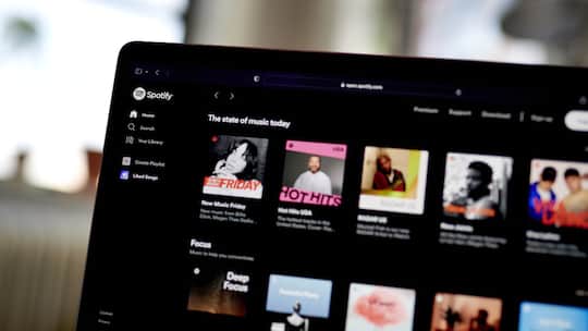 Spotify ist auf einem Laptop geöffnet.