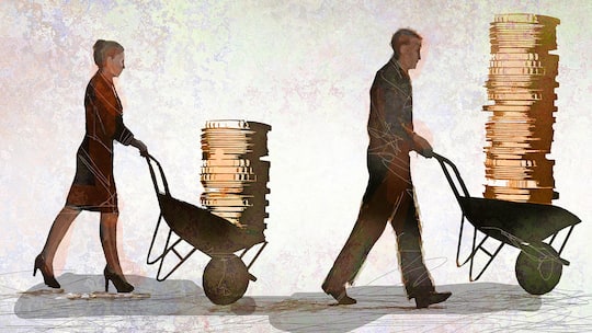 Eine weibliche und ein männlicher Angestellter schieben symbolisch ihr Gehalt in Schubkarren vor sich