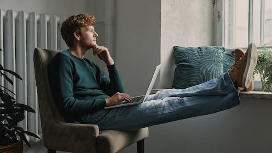 Man sitzt in einem Sessel mit Laptop und den Füssen auf dem Fenstersims. Das Bauchgefühl warnt uns vor Gefahren und kennt Wahrheiten, die der Verstand übersieht. Aber es lügt auch. Psychiater Raphael Bonelli erklärt, wann Sie darauf hören sollten.