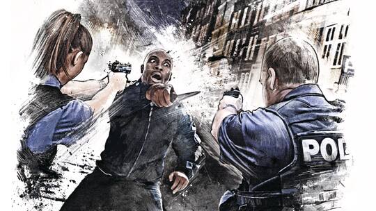 Illustration Mann mit Messer steht zwei Polizisten gegenüber. Ein Mann wird erstochen in der Wohnung seines besten Freundes aufgefunden. Hätte die Fremdenpolizei die Tat verhindern können?