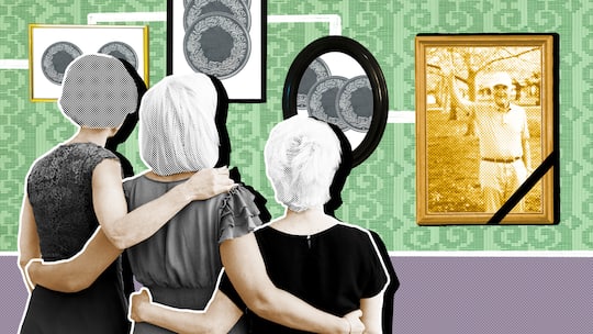 Drei Frauen stehen vor einer grünen Wand in einem Wohnzimmer. An der Wand hängen Familienfotos und gerahmte Bilder, die eine Münze enthalten. Wer in welcher Reihenfolge bei einer Erbschaft zum Zug kommt, ist genau festgelegt. Das gilt im Erbrecht.