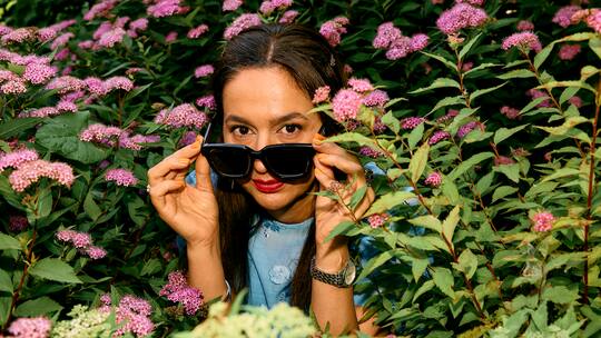 Porträtbild: Mina Norouzi blickt über ihre Sonnenbrille in die Kamera.