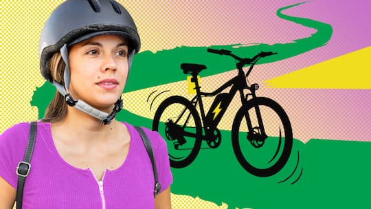 Frau mit Helm, im Hintergrund ein E-Bike -Elektrovelos sind sehr beliebt. Doch wer aufsteigt, sollte wissen, was erlaubt ist – und wann es eine Busse gibt