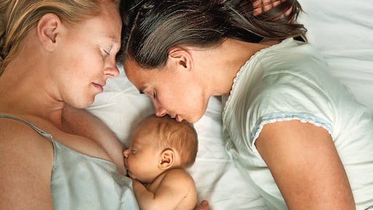 Zwei homosexuelle Frauen mit ihrem Kind.