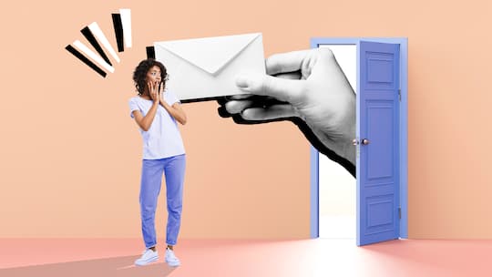 Illustration einer überdimensional grossen Hand, die durch eine geöffnete Tür greift und die einen Brief an eine Mieterin übergibt, die vor Schrecken erstarrt. Kündigen Vermieter die Wohnung, stellt sich die Frage, ob sie sich an die mietrechtlichen Vorschriften gehalten haben, damit eine Kündigung überhaupt gültig ist. Auf diese Punkte können Mieterinnen achten, sollten sie in eine der folgenden Situationen geraten.