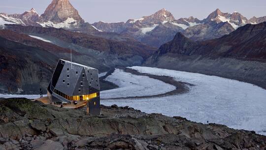 SAC Monterosa-Hütte und unterhalb Gornergletscher