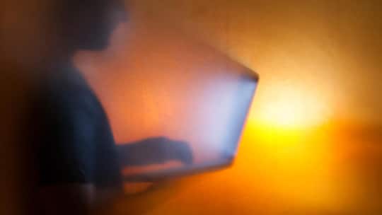 Silhouette eines Mannes mit Laptop -Er wurde unter anderm wegen Waffenbesitzes und Behörden verurteilt. Trotzdem forderte ein Vater das Besuchsrecht ein. Das Bundesgericht erteilte ihm eine klare Absage