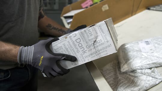 Ein Paket wird sortiert im Paketzentrum in Haerkingen am Mittwoch, 6. April 2016. Seit der Inbetriebnahme des Zentrums im Jahr 1999 wurden eine Milliarde Pakete sortiert. Die Post hat 2015 mit 115 Millionen Paketen so viele Pakete transportiert wie noch nie. Um die Paketverarbeitung und die Zustellung weiterhin zu gewaehrleisten, wurden 60 Millionen Franken in neue Sortieranlagen investiert, rund 20 Millionen davon in Haerkingen. (KEYSTONE/Georgios Kefalas)