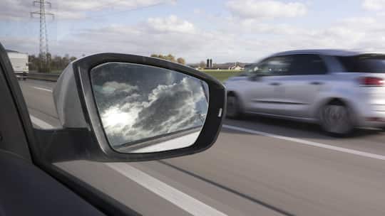 Cars drive past an electricity pylon on the highway A1, pictured in Egerkingen in the Canton of Solothurn, Switzerland, on October 30, 2017. (KEYSTONE/Gaetan Bally)Autos fahren auf der Autobahn A1 an einem Strommast vorbei, aufgenommen am 30. Oktober 2017 in Egerkingen im Kanton Solothurn. (KEYSTONE/Gaetan Bally)