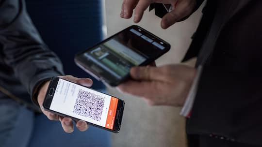 Billetkontrolle mit Handys - Benjamin Kunz wird im Zug gebüsst, obwohl er sein Zonenabo aktiviert hatte. Das lässt der Informatiklehrling nicht einfach auf sich sitzen