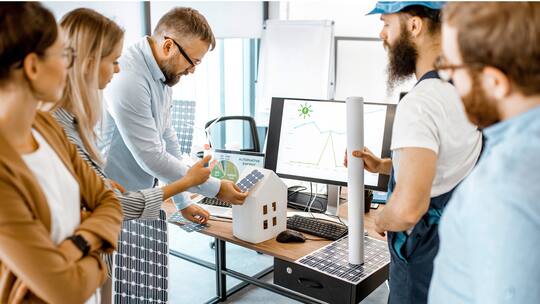 Ein Team diskutiert die Planung einer Solaranlage.