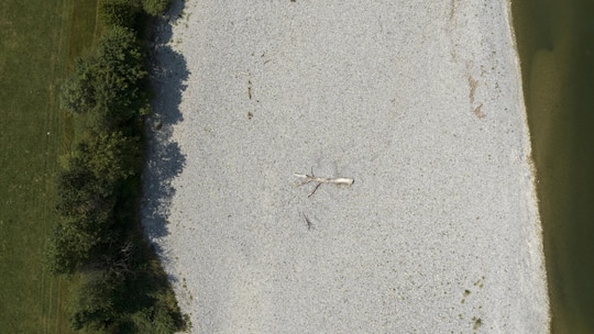 Ausgetrocknetes Flussbett der Thur - Europa ist der Kontinent, der sich am schnellsten erwärmt. Und die Schweiz ist ein «Klima-Hotspot». Das sind die vier Gründe