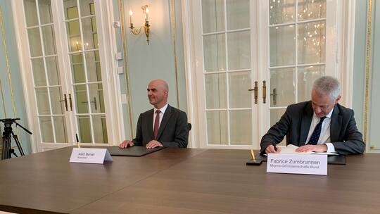 Bundesrat Alain Berset und Migros-Chef Fabrice Zumbrunnen an Pressekonferenz