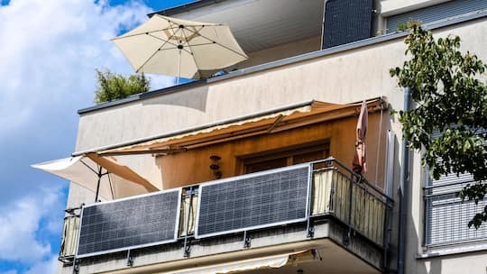 Balkonkraftwerk an einem Neubau - Kleine Solarpanels für den Balkon sind auch für Mieter eine gute Sache – wenn man alles richtig macht. Hier steht, was für die Schweiz gilt